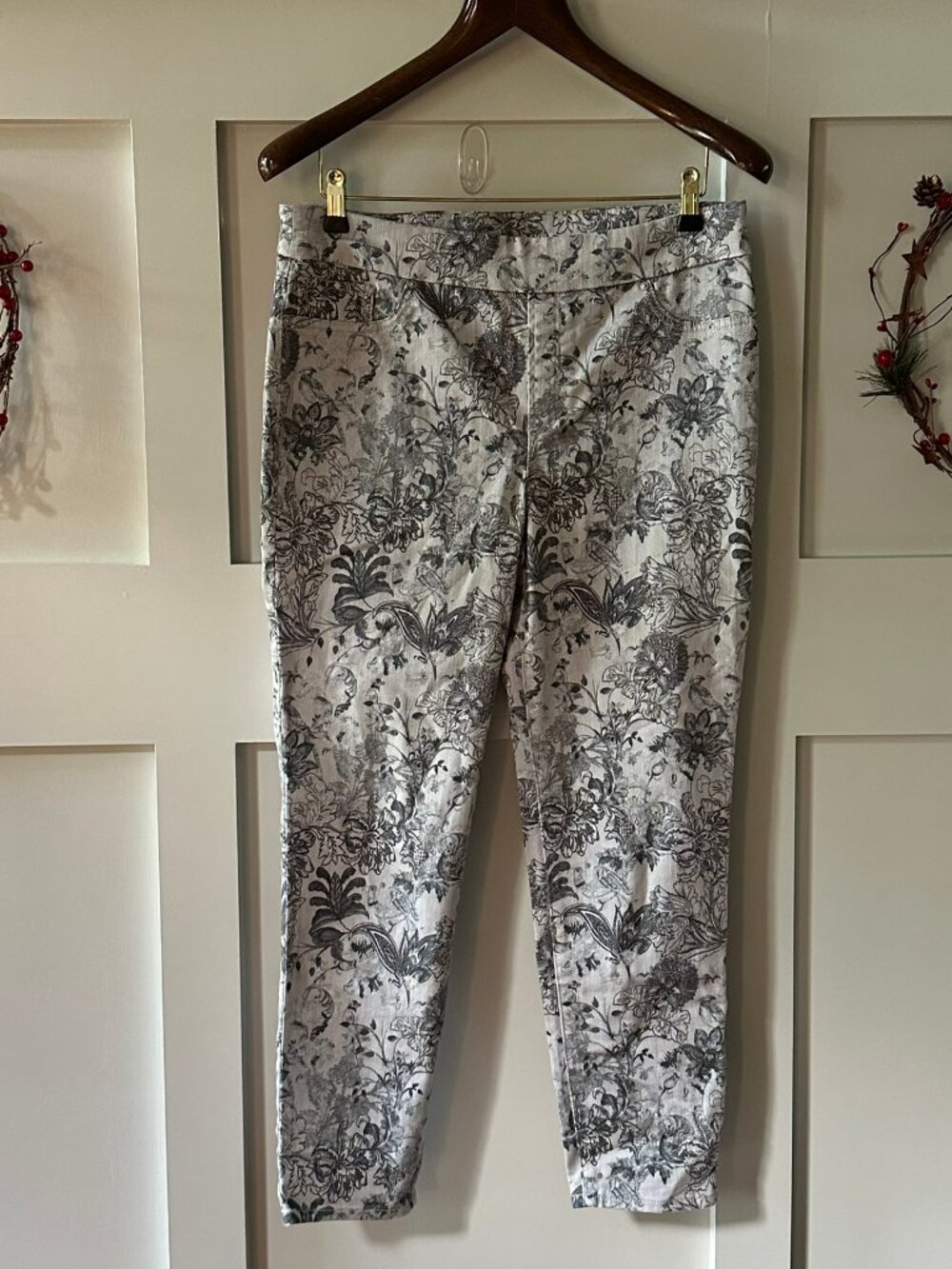 Chico’s Floral Jeggings Gray Black Pull On Ankle Pants Stretch Skinny Size 10R